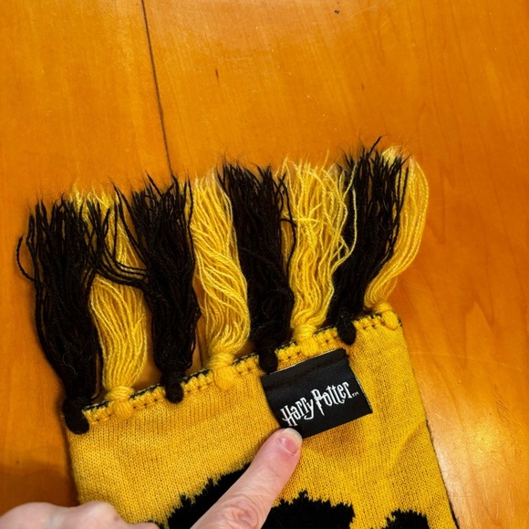 Harry Potter Huffle Pufffle Black Yellow Fringed Scarf - Picture 5 of 10